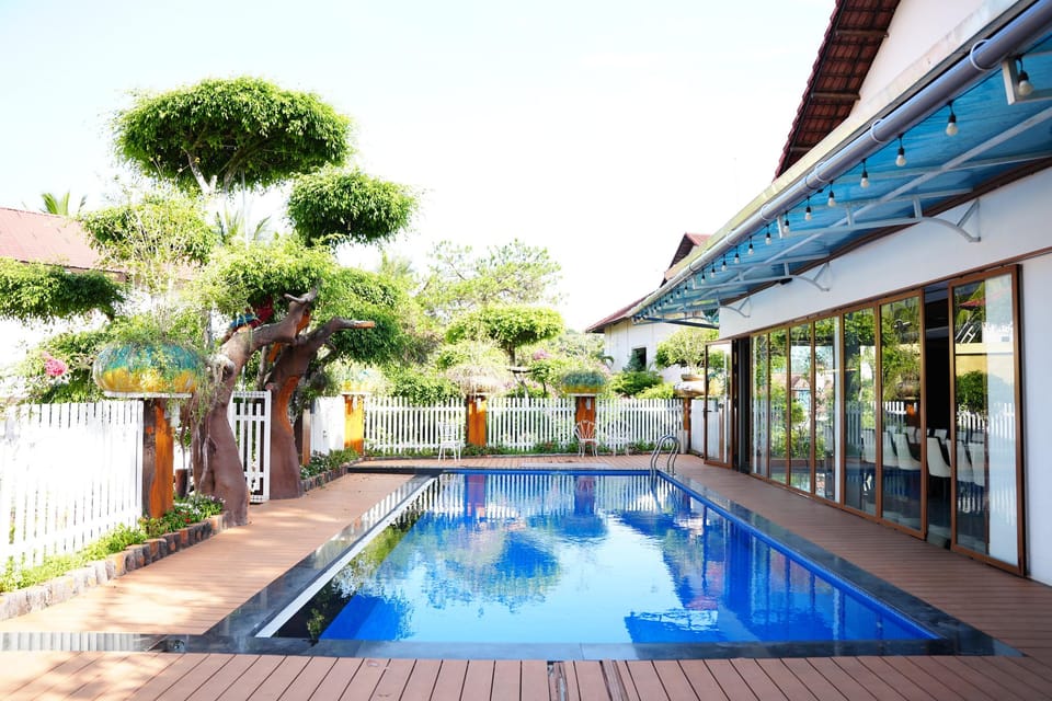 Swimming pool [outdoor]