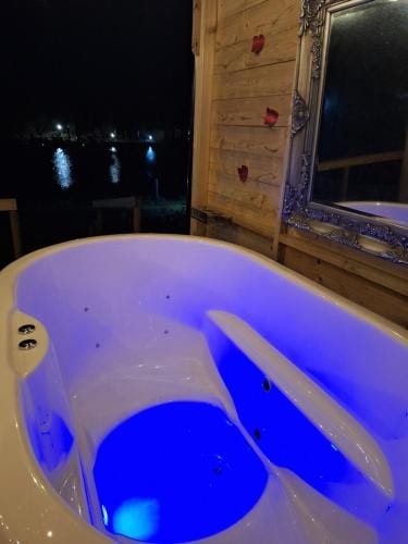Pond Beach Hazel with hot tub Hotel in County Kilkenny