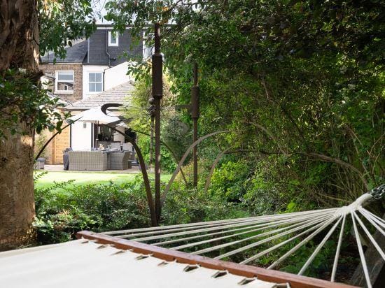 Luxury Family Home in Central Windsor with Large Garden, Games Room & Parking Hotel in Windsor