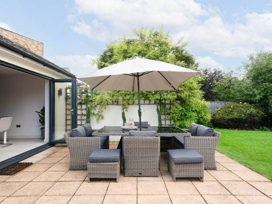 Luxury Family Home in Central Windsor with Large Garden, Games Room & Parking Hotel in Windsor