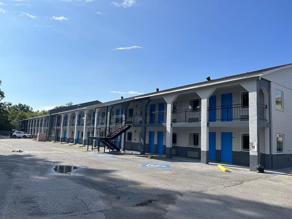 OYO Blue Star Inn Hotel in Lafayette