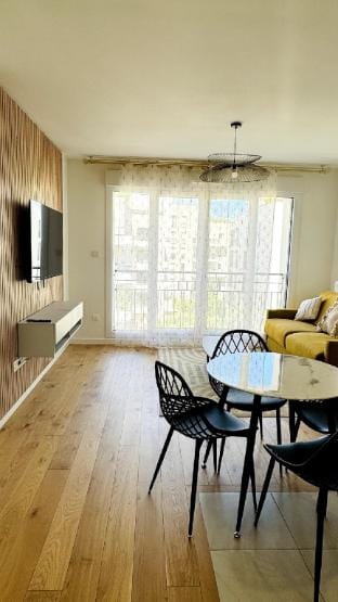 Bel appartement à 5 mn de Paris Métro 13 et 14 Hotel in Île-de-France