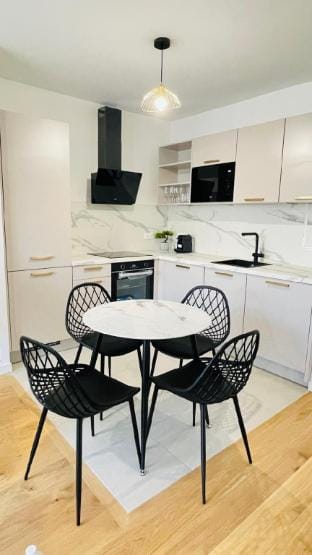 Bel appartement à 5 mn de Paris Métro 13 et 14 Hotel in Île-de-France