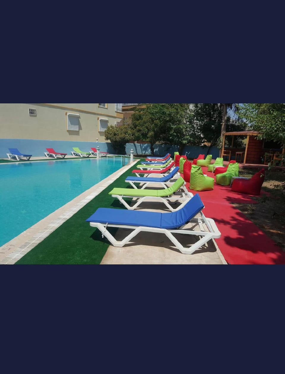 Swimming pool [outdoor]