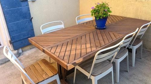 Chambre Voltaire ou Chambre Beckett, terrasse en bord de Sorgue Hotel in Le Thor