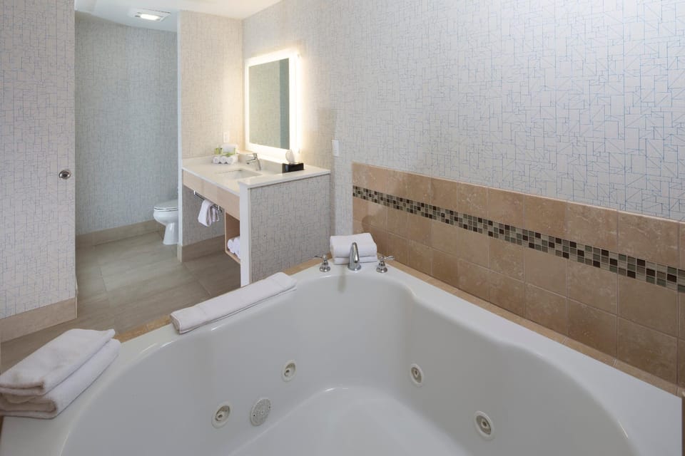 Holiday Inn Express Suites Monroe Hotel in Jerusalem Township