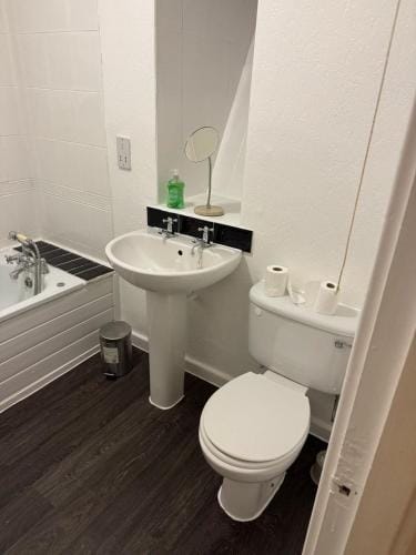 Superking bedroom near James cook hospital Hotel in Middlesbrough