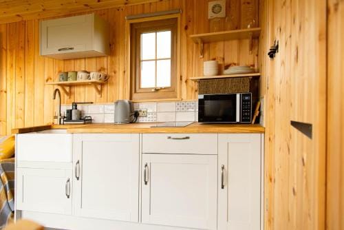 Head For The Hills Glamping - Shepherd's Hut Lodge in Wales