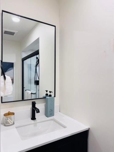 Deluxe King Bedroom Private Bath in Vancouver West Hotel in Vancouver