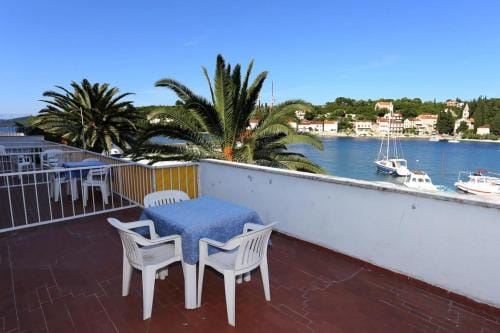 Rooms by the sea Racisce, Korcula - 3095 Hotel in Račišće
