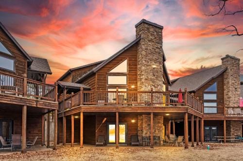 FishFul ThinkInn Lodge in Sunset Cove Township