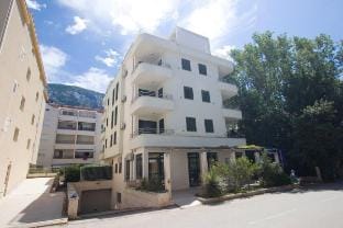 Cute Apt Vano Beach Hotel in Makarska