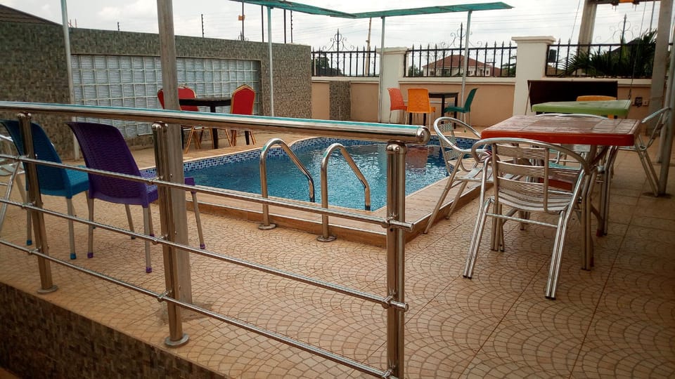 Swimming pool [outdoor]