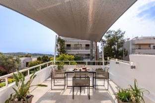 Two-Bedroom Sea View Apartment with Garden Hotel in Vouliagmeni