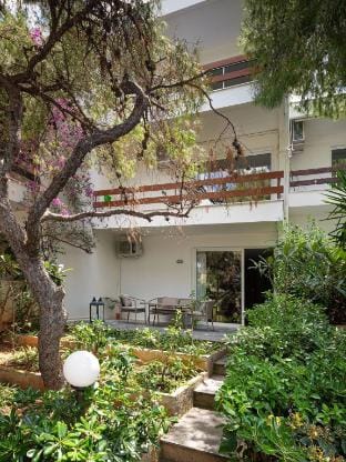 Two-Bedroom Maisonette with Garden Hotel in Vouliagmeni