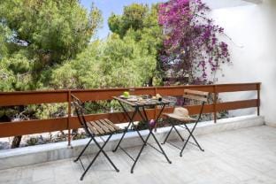 Two-Bedroom Maisonette with Garden Hotel in Vouliagmeni