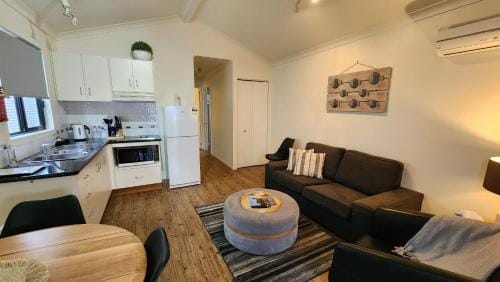 Bridport Beach Cottages Hotel in Bridport