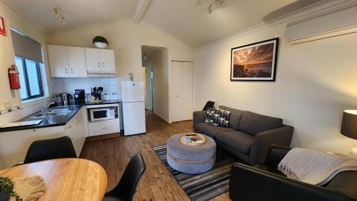 Bridport Beach Cottages Hotel in Bridport