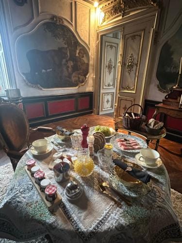 La "Suite" du Chateau de Chevigny-en-Valiere comprenant deux chambres separees, situee a 12 minutes  Hotel in Bourgogne-Franche-Comté