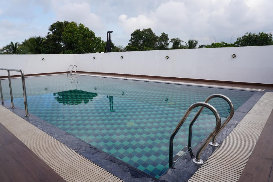 Swimming pool [outdoor]