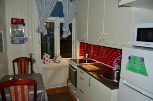 Angelas White House - single room Hotel in Lofoten