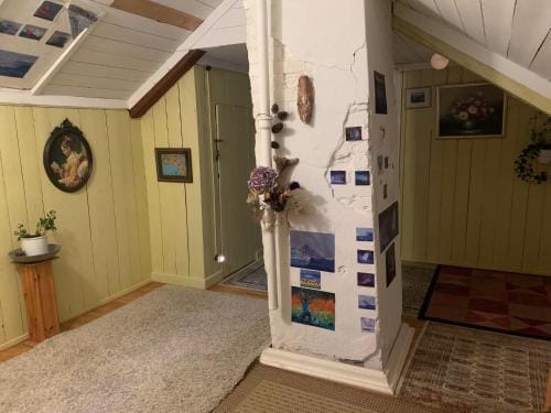 Angelas White House - single room Hotel in Lofoten