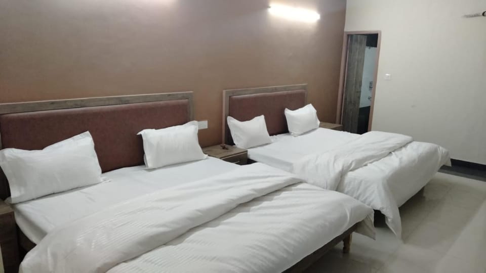 Goroomgo the diamond leaf Chandigarh Hotel in Chandigarh