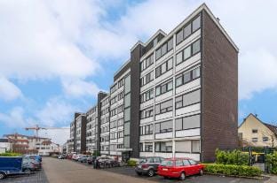 Urban Jungle Industrial | Parkplatz Balkon Arbeit Hotel in Hesse