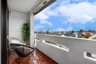 Urban Jungle Industrial | Parkplatz Balkon Arbeit Hotel in Hesse