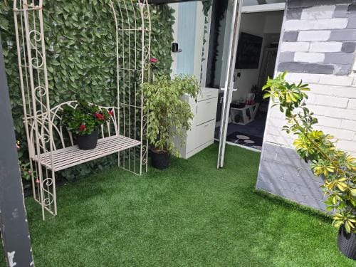 Ensuite room with private entrance and private garden Hotel in Blackpool