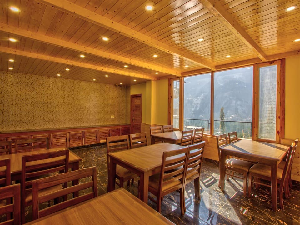 Golden Peak Manali Hotel in Himachal Pradesh