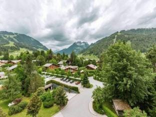 Lush apartment with indoor pool Hotel in Saanen