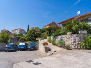 Apartments Djurkovic - Two-Bedroom Apartment with Shared Terrace and Sea View Hotel in Srebreno