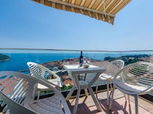Apartments Isabora - Comfort Three-Bedroom Apartment with Balcony and Sea View Second Floor Hotel in Dubrovnik