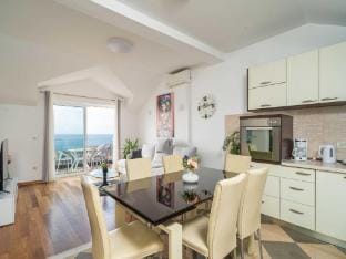 Apartments Isabora - Comfort Three-Bedroom Apartment with Balcony and Sea View Second Floor Hotel in Dubrovnik