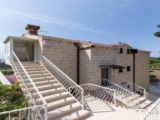 Apartments Kisic - Two-Bedroom Apartment with Balcony and Sea Viewpotkrovlje Hotel in Mlini