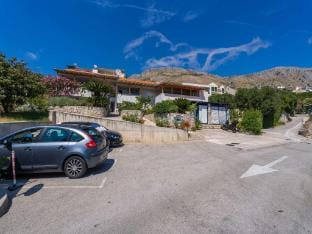 Apartments Djurkovic - Deluxe One-Bedroom Apartment with Balcony and Garden View Hotel in Srebreno