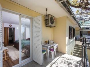 Apartments Djurkovic - Deluxe One-Bedroom Apartment with Balcony and Garden View Hotel in Srebreno