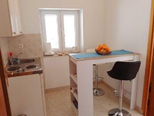 Apartments Laura Mljet - One Bedroom Apartment with Balcony and Sea View Hotel in Dubrovnik-Neretva County