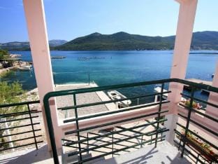 Apartments Eres Zuronja-One-Bedroom Apartment with Sea View 2 Hotel in Putniković