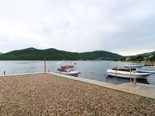 Apartments Eres Zuronja-One-Bedroom Apartment with Sea View 2 Hotel in Putniković