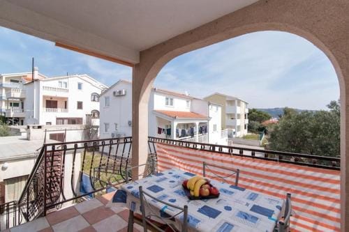 Apartments Fidelis - Two Bedroom Apartment with Terrace and Pool View5 Hotel in Okrug Gornji