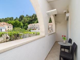 Apartments  Rooms Barisic - Studio Apartment with Balcony and City View First Floor-APT 10 Hotel in Srebreno