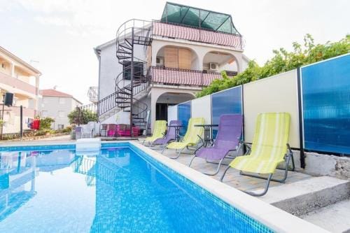 Apartments Fidelis - One Bedroom Apartment with Terrace and Garden View3 Hotel in Okrug Gornji