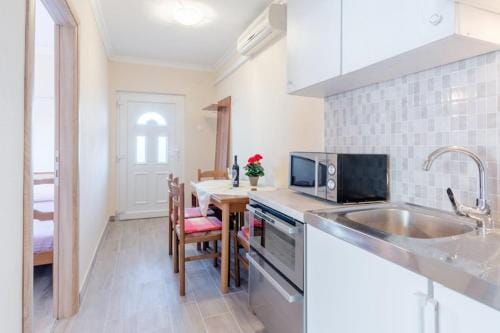 Apartments Fidelis - One Bedroom Apartment with Terrace and Garden View2 Hotel in Okrug Gornji