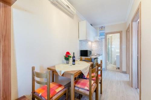 Apartments Fidelis - One Bedroom Apartment with Terrace and Garden View2 Hotel in Okrug Gornji