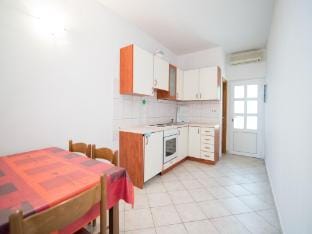 Apartments Neva- One Bedroom Apartment Hotel in Selca, Brač