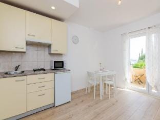 Apartment with 1 room and terrace Hotel in Mlini