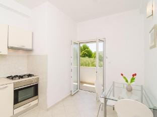 Apartments  Rooms Barisic - Studio Apartment with Balcony and Garden View First Floor-APT 9 Hotel in Srebreno
