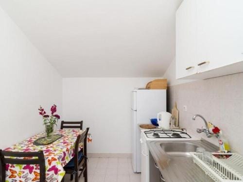 Apartment Sutvid with one bedroom Hotel in Dubrovnik-Neretva County